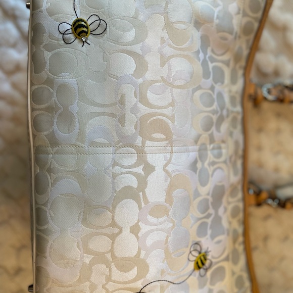 🐝 AUTHENTIC COACH SOHO BABY BAG 🐝SIGNATURE BUMBLE BEE OPTIC WHITE LTD ED w/dc - Picture 16 of 16